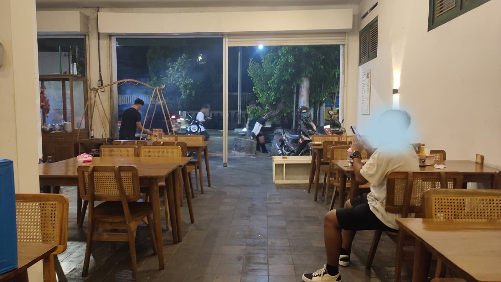 Suasana Tempat Makan Sate Klathak Khas Jogja - 2 [docs/kuhomi.id].