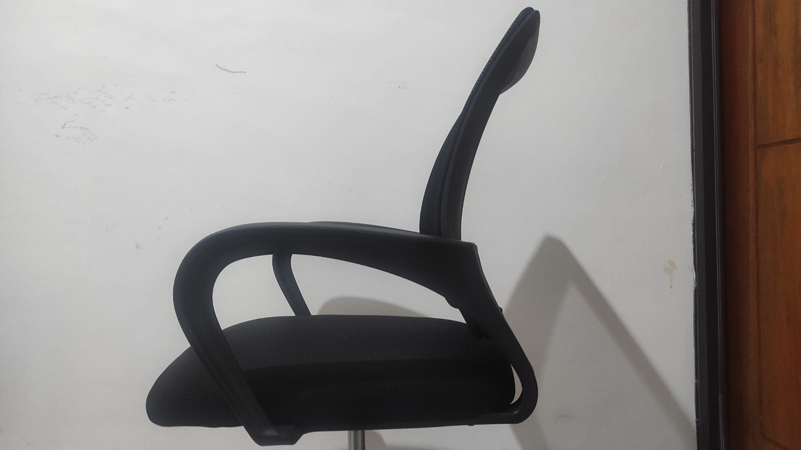 Tampak Samping Kursi Informa G Zaki [docs/kuhomi.id].