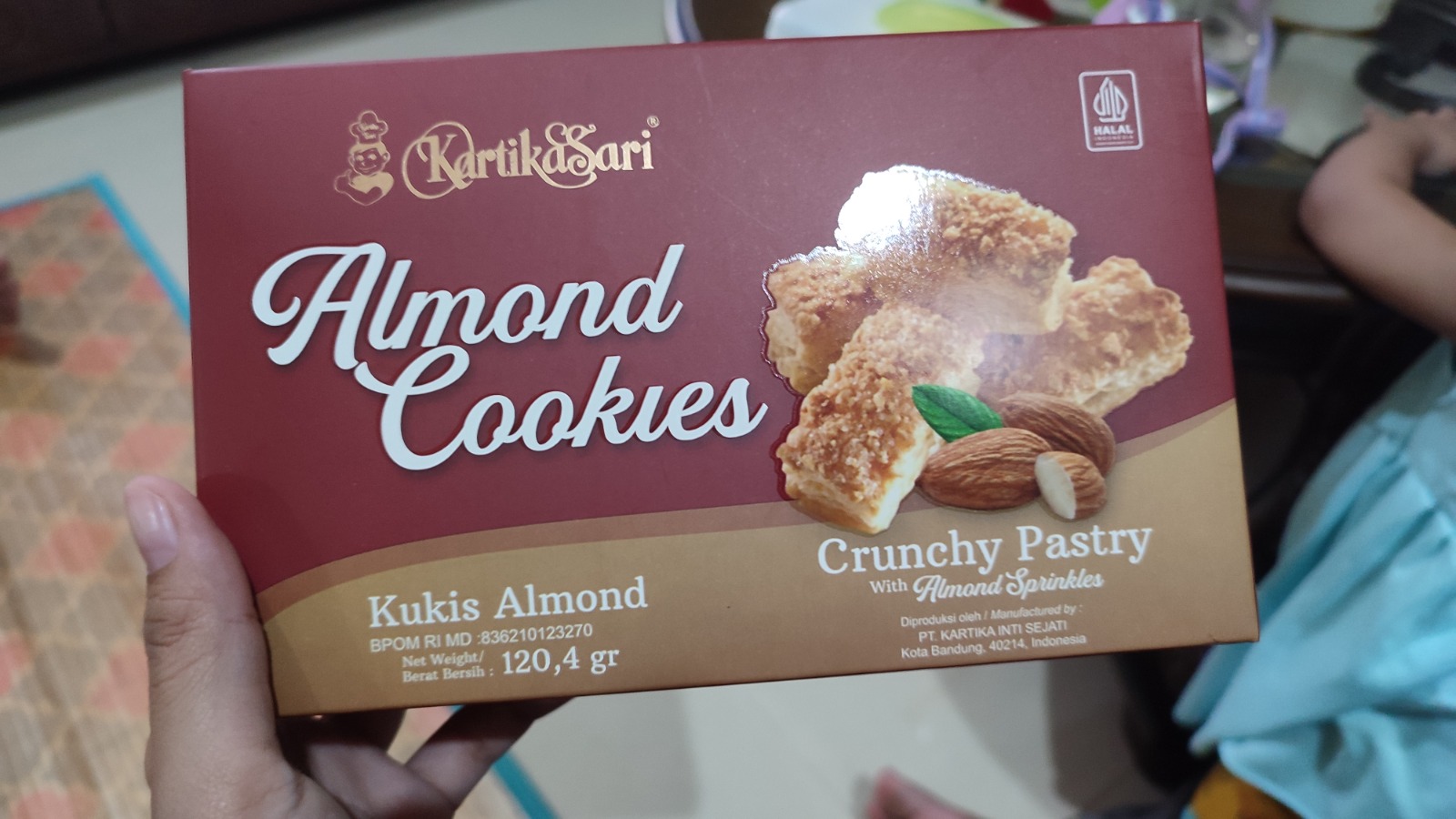 Review Oleh-oleh Khas Bandung : Kartika Sari Almond Cookies dan Brownies