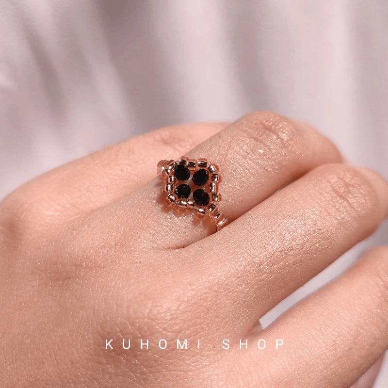 Kuhomi Shop - Clover Ring Manik Kristal Premium - Gold&Black [docs/Kuhomi Shop].